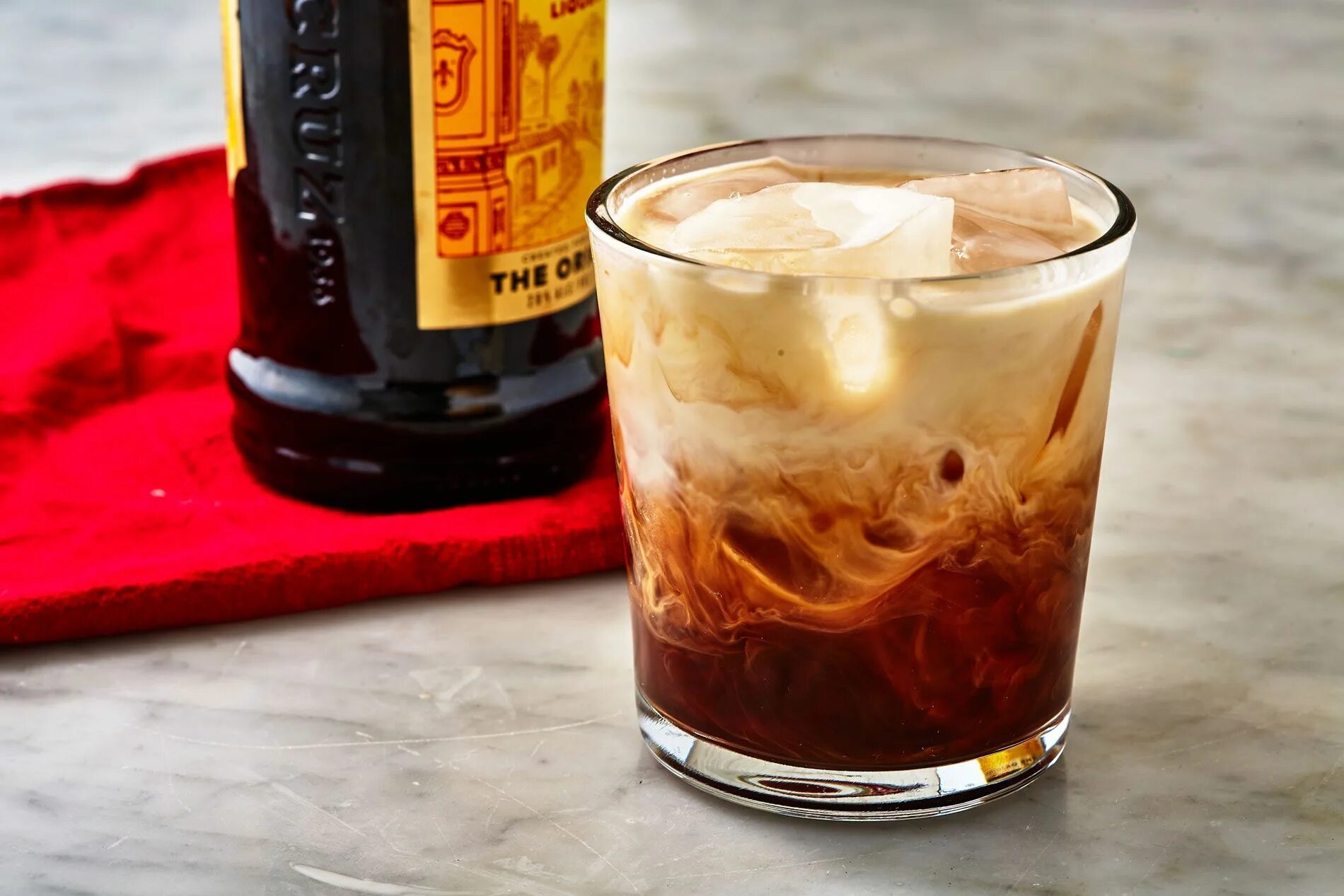 Black russian коктейль. Коктейль белый русский черный русский. Белый русский коктейль состав. White russian коктейль. Коктейль черный и белый русский.