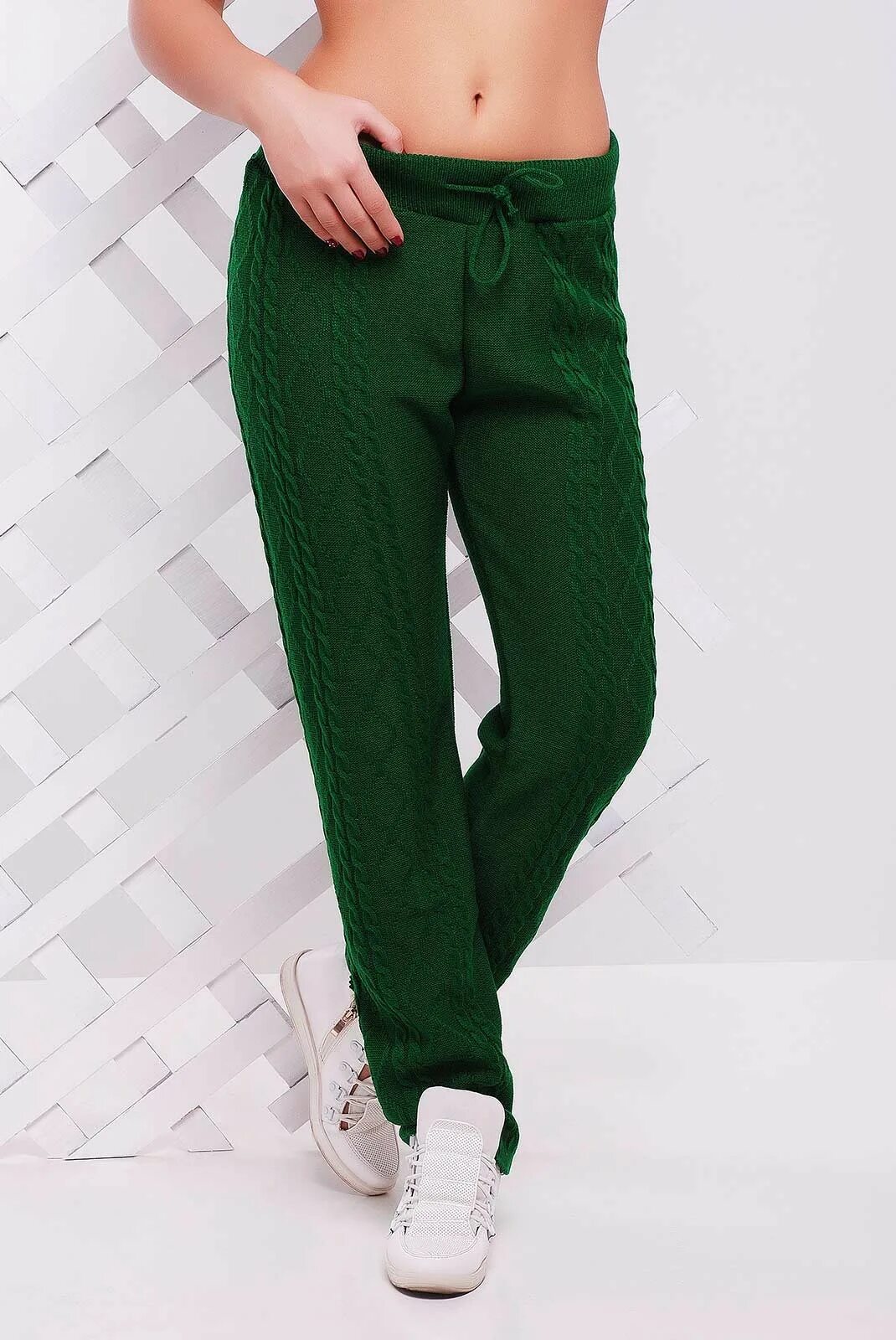 Купить зеленые штаны. Зелёные брюки женские. Зелёные штаны женские. Салатовые штаны женские. Зеленые трикотажные брюки.