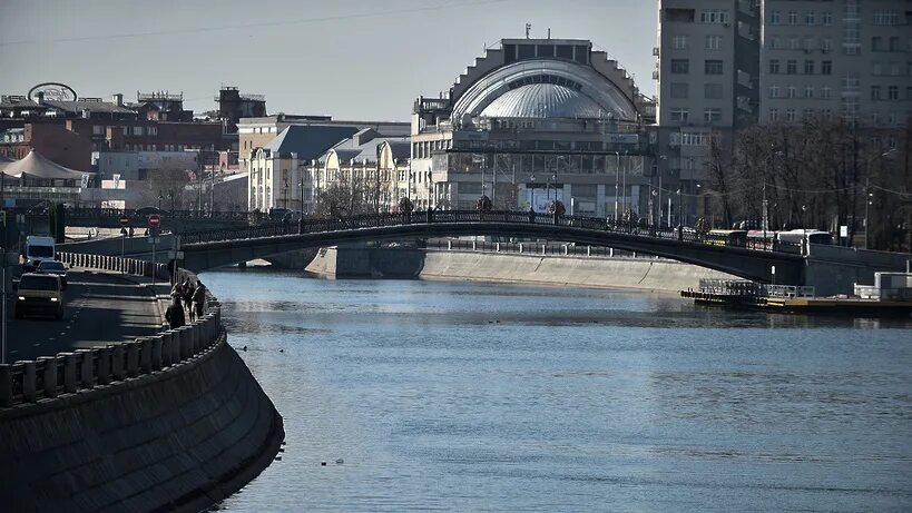 Обводной канал москва. Остров Балчуг лучшие фото. Температура воды в Москве реке. Температура в Москва реке сейчас.