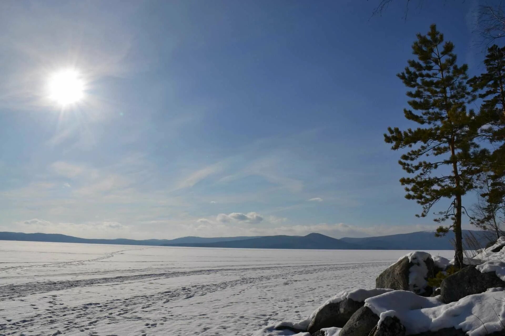 Тургояк миасс зимой. Озеро тургояк зимой. Тургояк миасс зима. Солнечная долина тургояк. Остров веры миасс зимой.