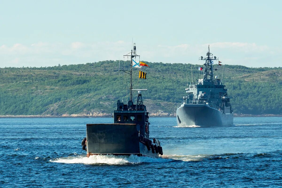 Североморск корабли военно морского флота. Военный флот Североморск. База ВМФ Северного флота в Североморске в Кольском заливе. Северный флот ВМФ России. Северный флот телефон