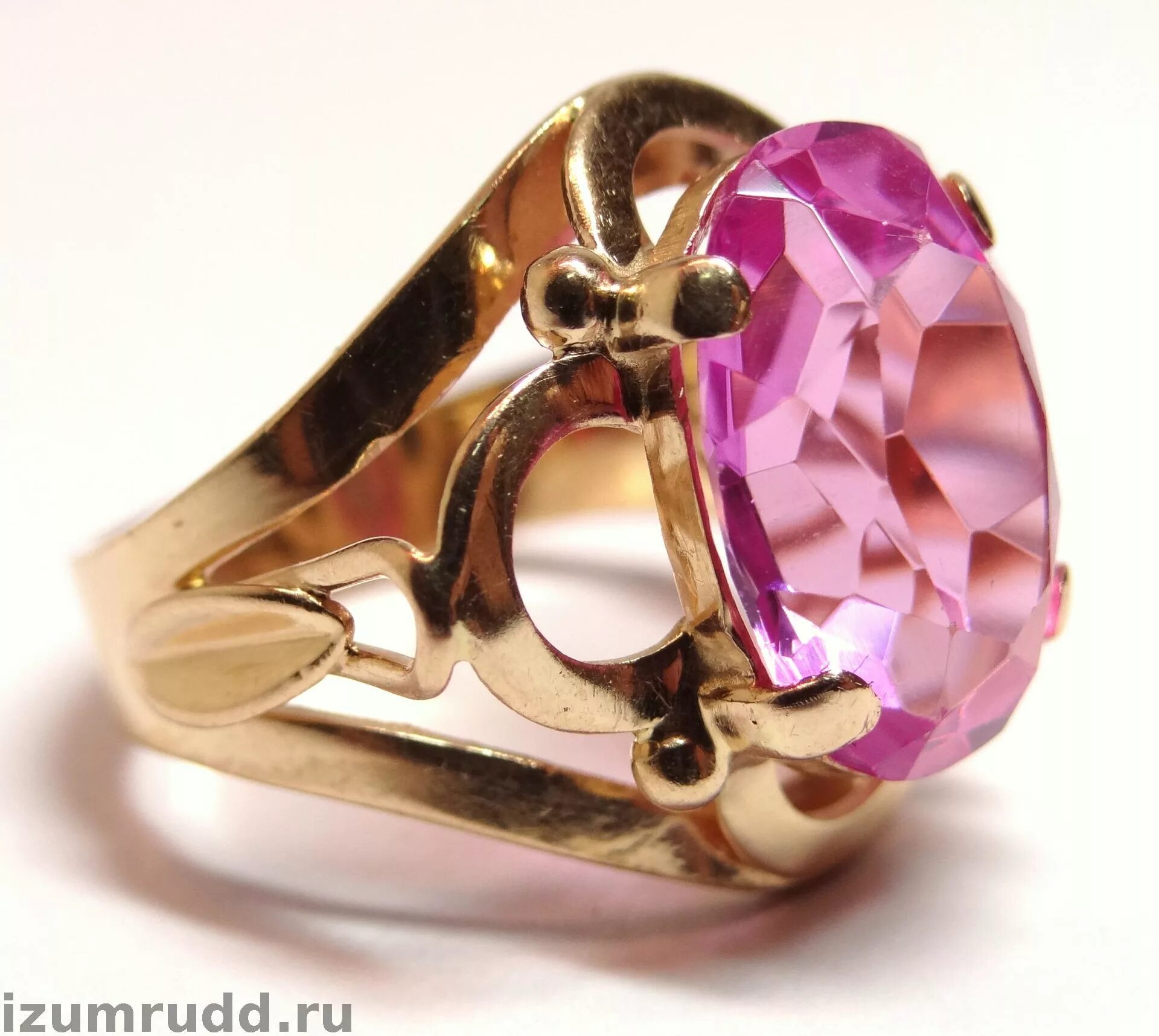 кольцо с розовым камнем. перстень с розовым камнем. перстень с розовым камнем. золотой перстень 583 пробы ссср с сапфиром. перстень с розовым камнем.