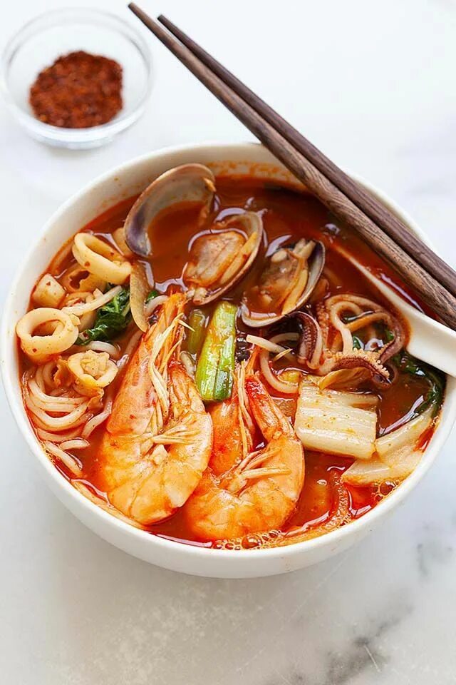 Корейские морепродукты. Рамён корейский лапша морепродукты. Корейский суп. Корейский суп с лапшой. Корейская лапша с морепродуктами.