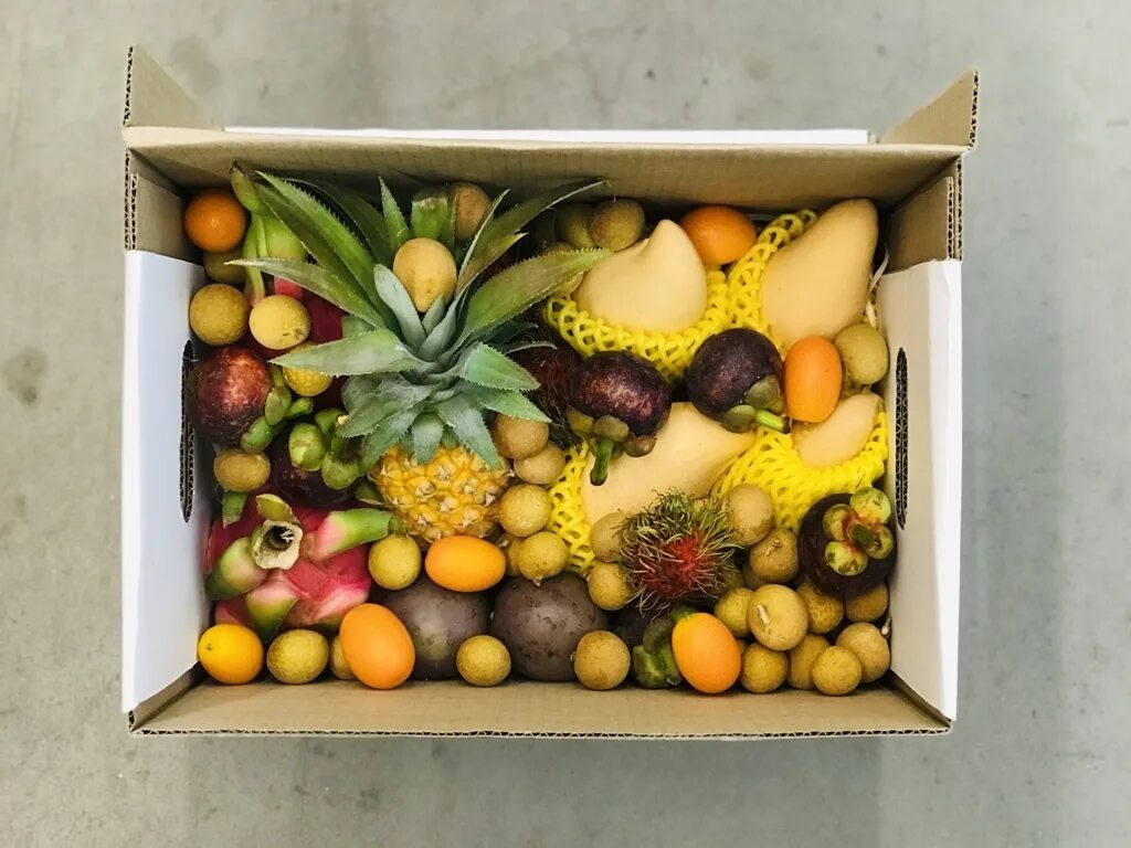 Набор экзотических фруктов. Фрукты в коробке. Коробка экзотических фруктов. Коробка с экзотическими фруктами.