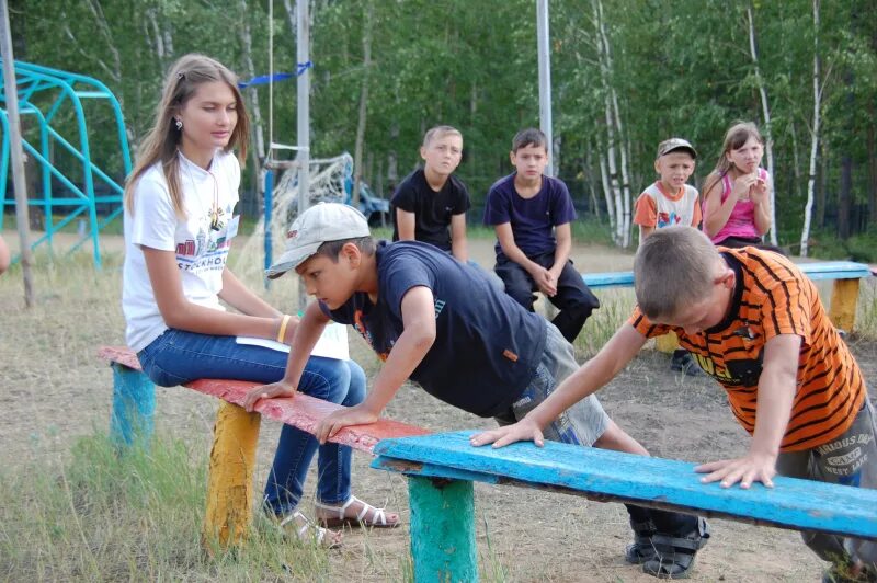 200 дол. "Лагерь для перемещённых лиц3" - Подольск. Лагерь для подростков. Подростковый лагерь. Дети в лагере.