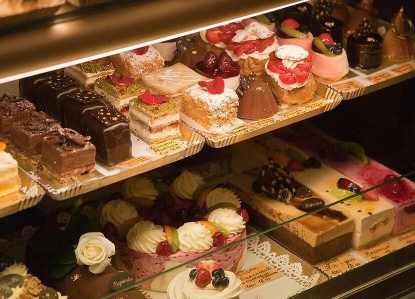 кондитерские изделия в кафе. пирожные на прилавке. пирожные на витрине. десерты в кондитерской витрине. десерты в кондитерской витрине.