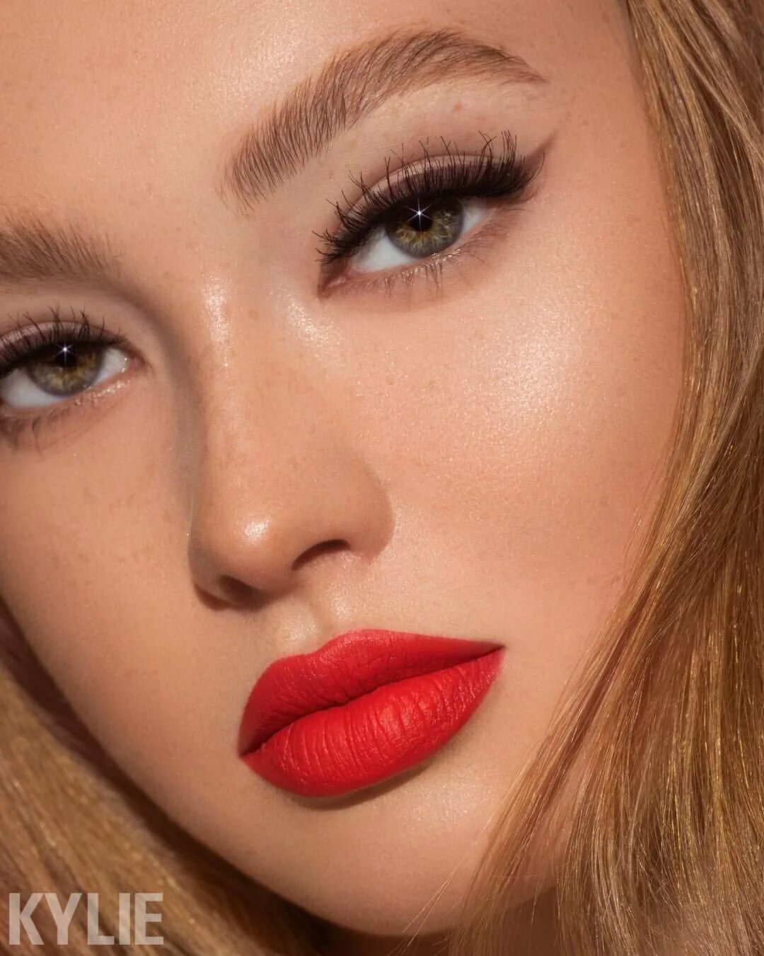 Макияж с красными губами. Макияж с яркими губами. Макияж с помадой. Красно розовая помада. Бордовая помада.