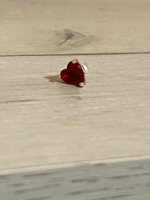 Потерять серебряную сережку. Девушка одевает сережки. Потерять кольцо примета серебряное женское. Потеряла серебряное кольцо примета. Потерять серебряную сережку.