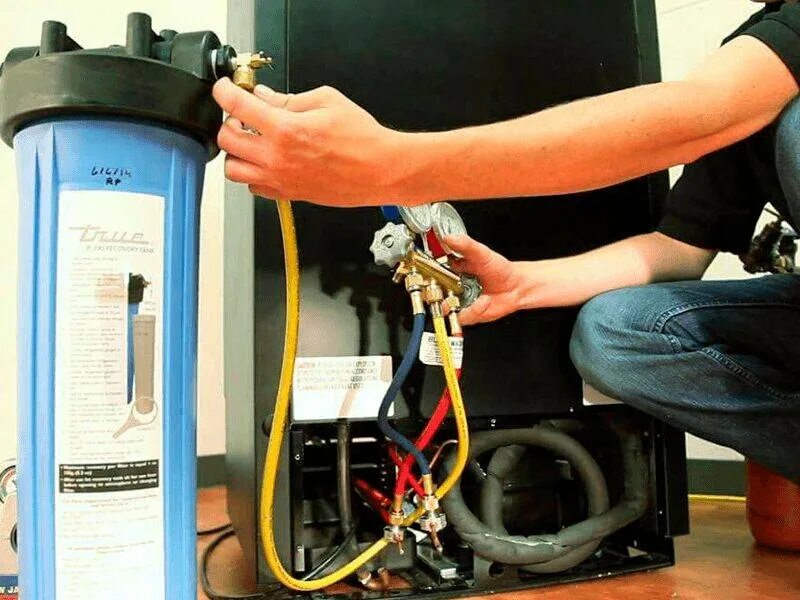 Заправка холодильника фреоном. Дозаправка холодильника фреоном. Аппарат для закачки фреона r600. Фреон для холодильника. Фреон для холодильника.