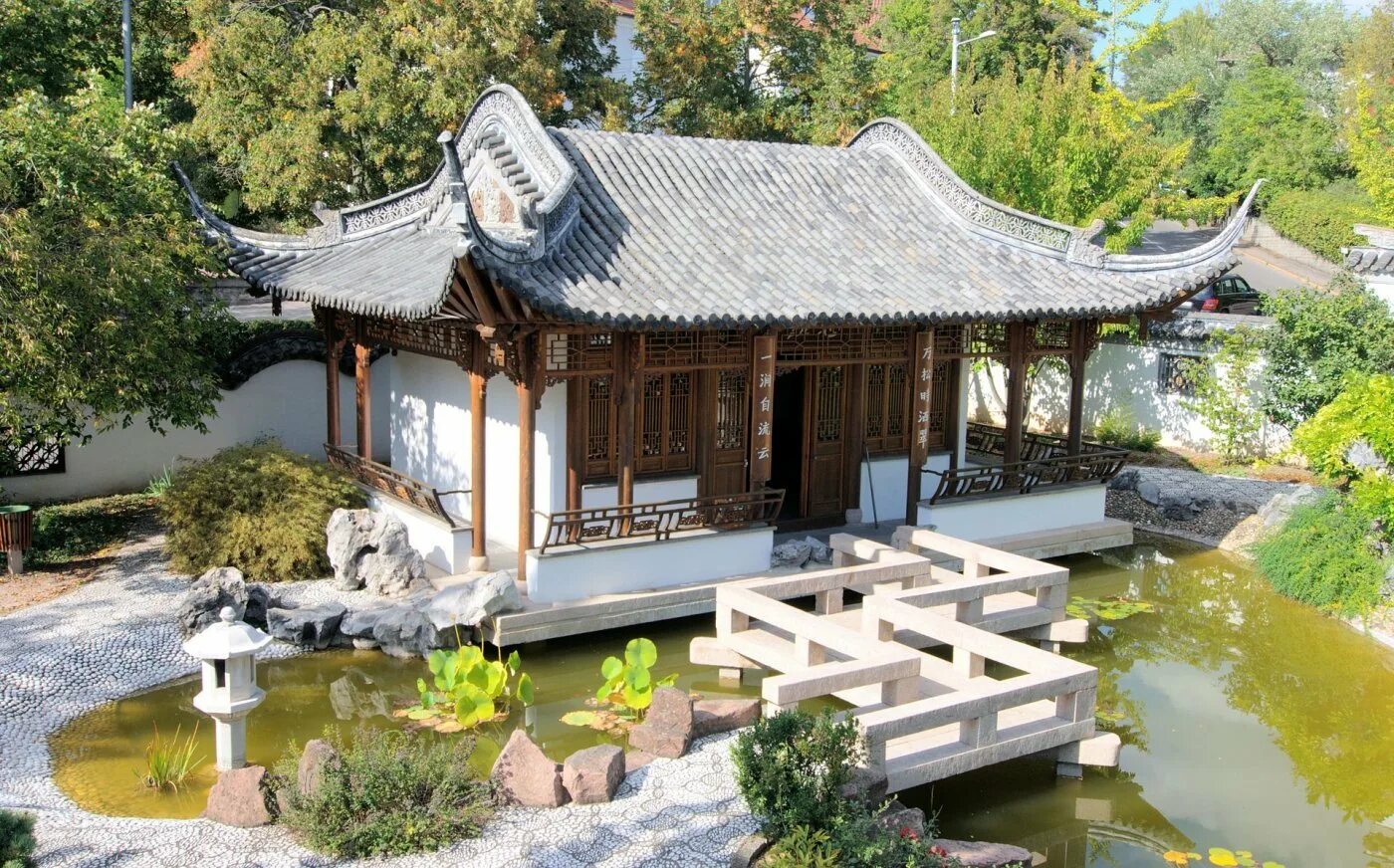 Китайские дома купить. Сад Хуаньсюшаньчжуан. Китайские сады ученых. Китайский сад. Традиционный китайский парк.