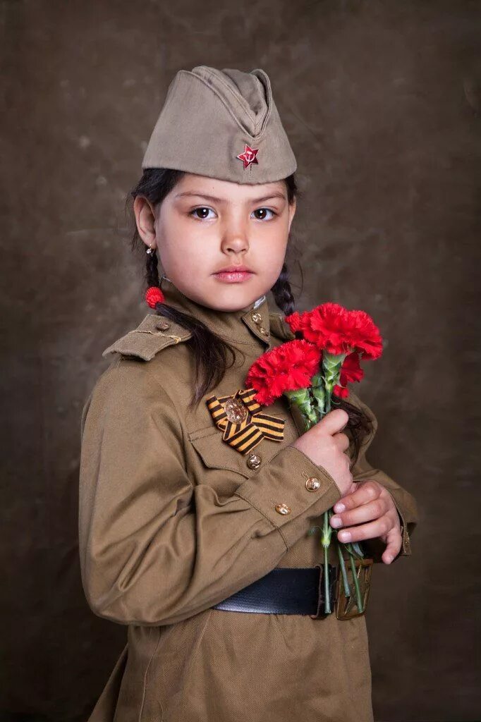 Стиль день победы. Дети в военной форме. Девочка в военной форме. Детская Военная форма. День Победы для детей.