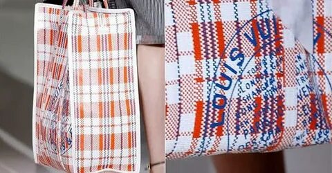 Не выпуская из рук свою большую сумку