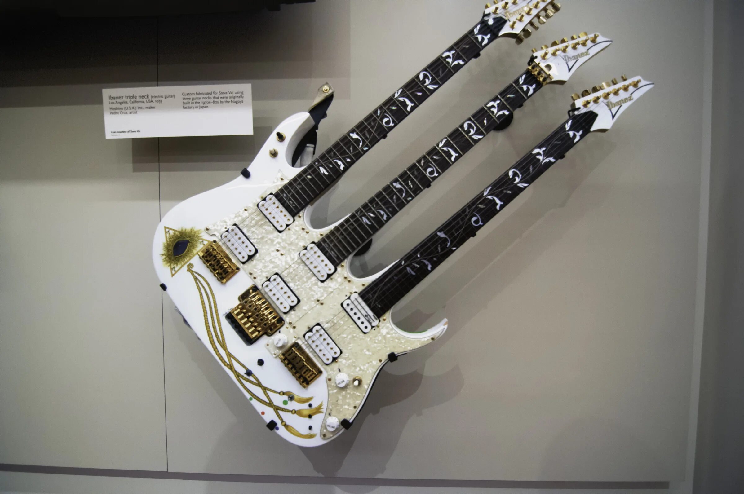 Гитара Steve vai Ibanez three Neck. Steve vai hydra Ibanez. Стив вай три грифа. Ibanez Steve vai трёх грифовая гитара.