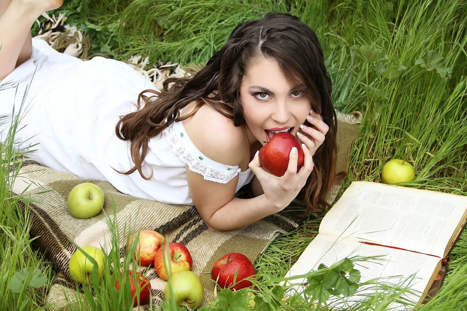Red Apples Heart Wooden Background Love Concept Vintage Stock Photos - Free & Ro