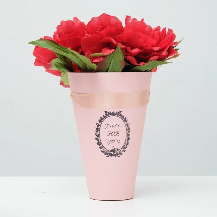 Упаковка для цветов. Переноска для цветов на лентах. Пакет для цветов конус. Упаковка конус для цветов. Упаковка конус для цветов.