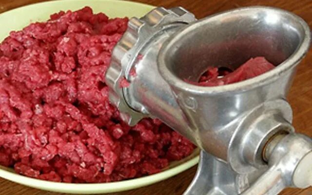 Через мясорубку добавить соль. Котлеты через мясорубку. фарш говяжий мясорубка.
