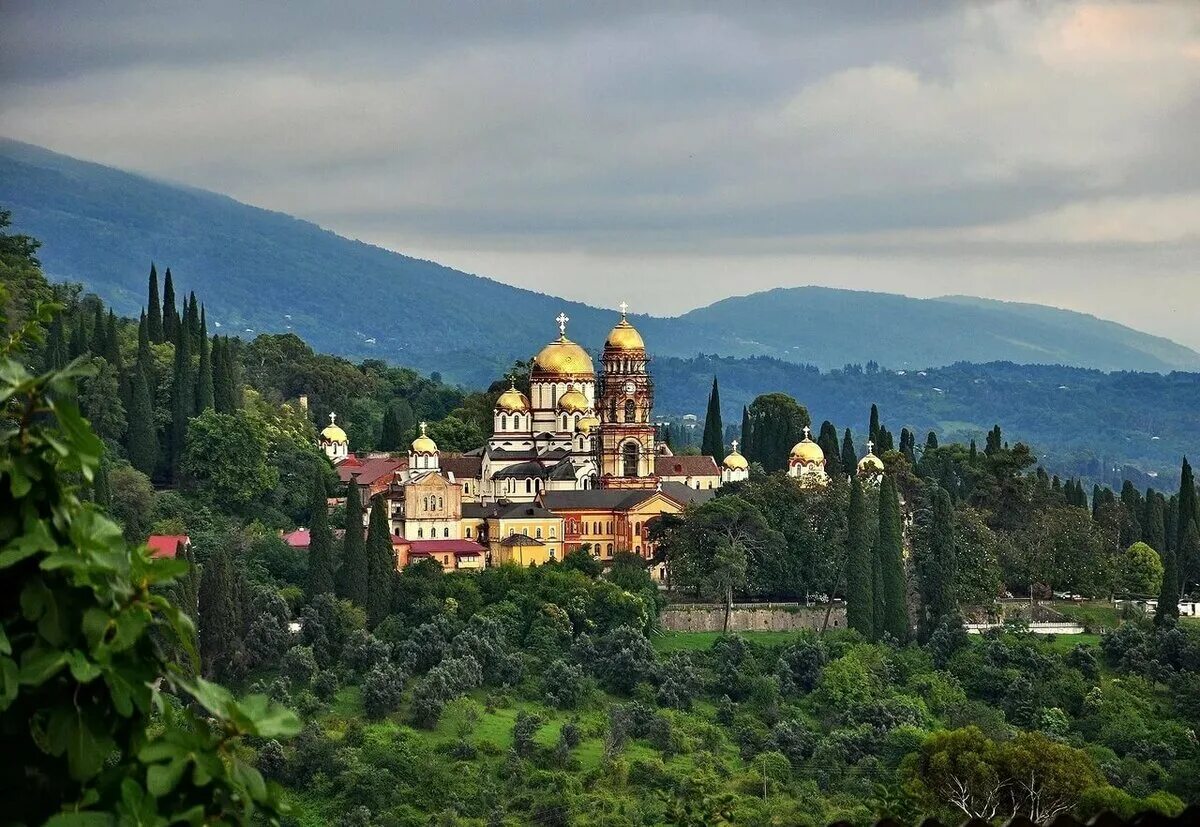 Новый афон в мае. Абхазия новый Афон монастырь. Абхазия Новоафонский монастырь Гагры. Гора Афон в Абхазии.