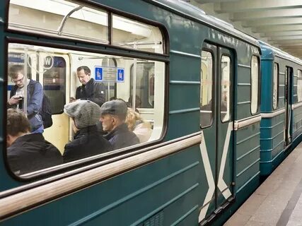 Выход из вагона метро