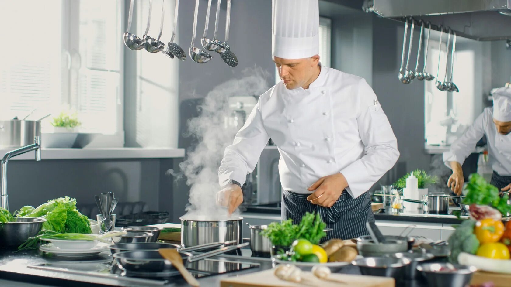 Варить варит повар. Повар готовит. повар варит. профессиональная кухня ресторана. шеф повар готовит.