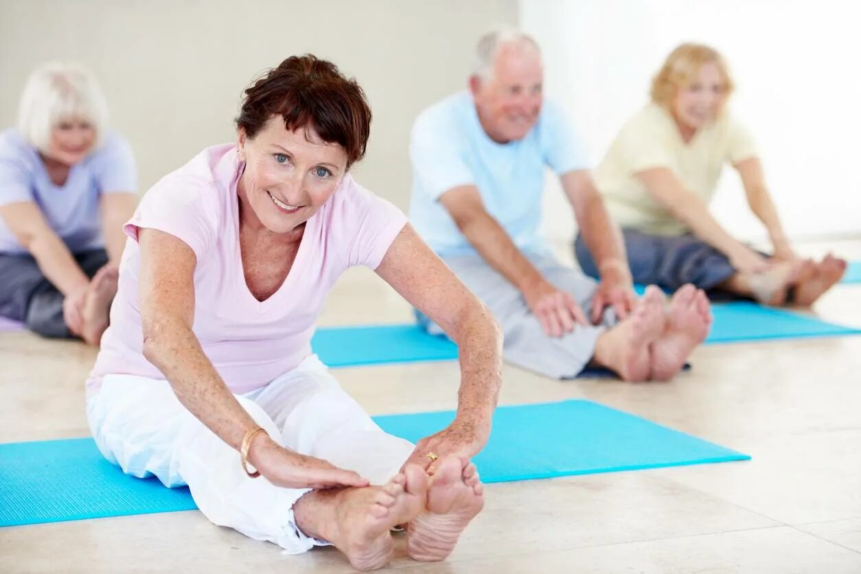 Пах женщины после 60 лет. Физкультура для пожилых. Упражнения для пожилых. Занятия ЛФК. Физкультура для пенсионеров.