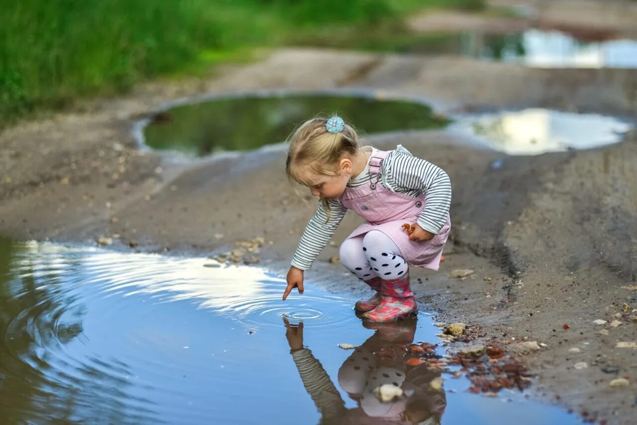 Детская песня по лужам