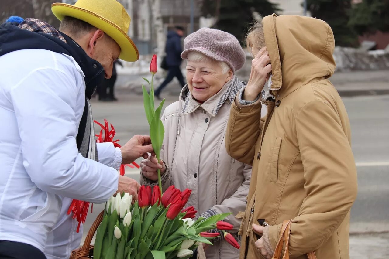 Волонтеры цветы. Волонтеры дарили цветы. Волонтеры дарят цветы бабушке. Акция вам любимые фото. В Архангельске сегодня прошла Всероссийская акция "вам, любимые".