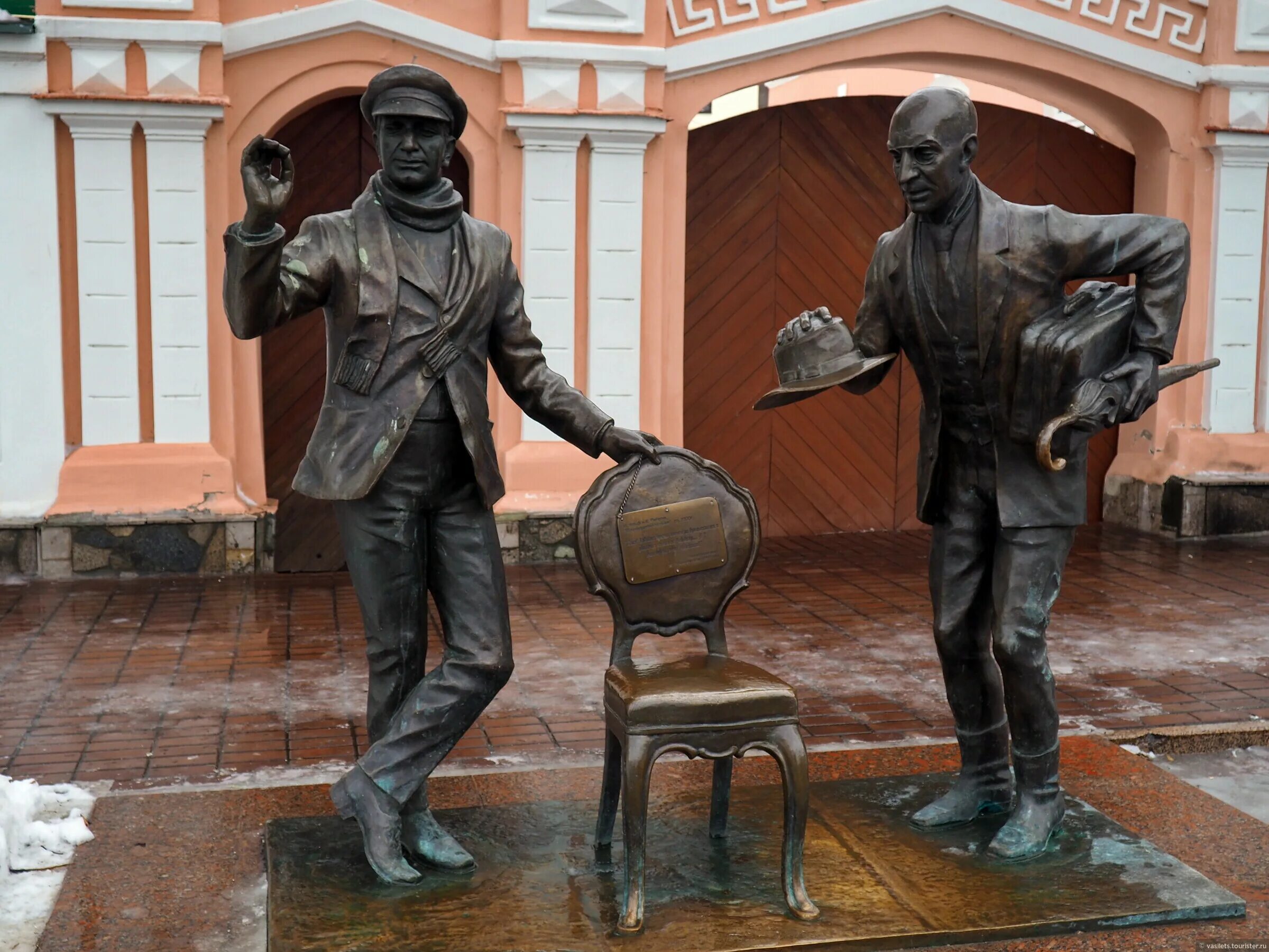 Провал пятигорск памятник бендеру. Памятник остапу бендеру в пятигорске. Памятник остапу бендеру у провала в пятигорске. Статуя остапа бендера в пятигорске. Памятник сталину в пятигорске.