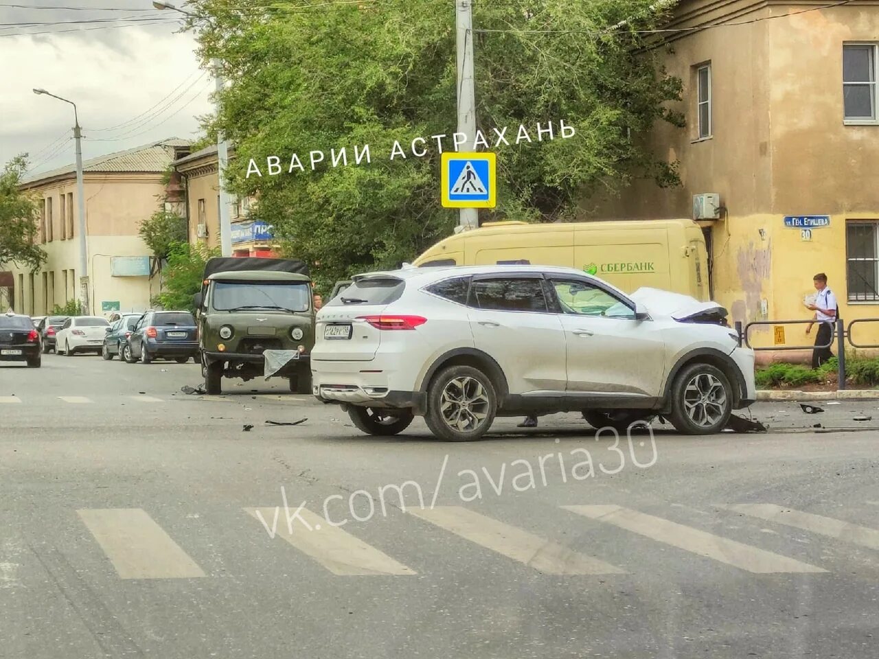 Киров сбили насмерть девочку на солнечной улице. В рязани 15 сентября сбили женщину. Авария на ул н мневники. Машина на повороте. Дтп островского.