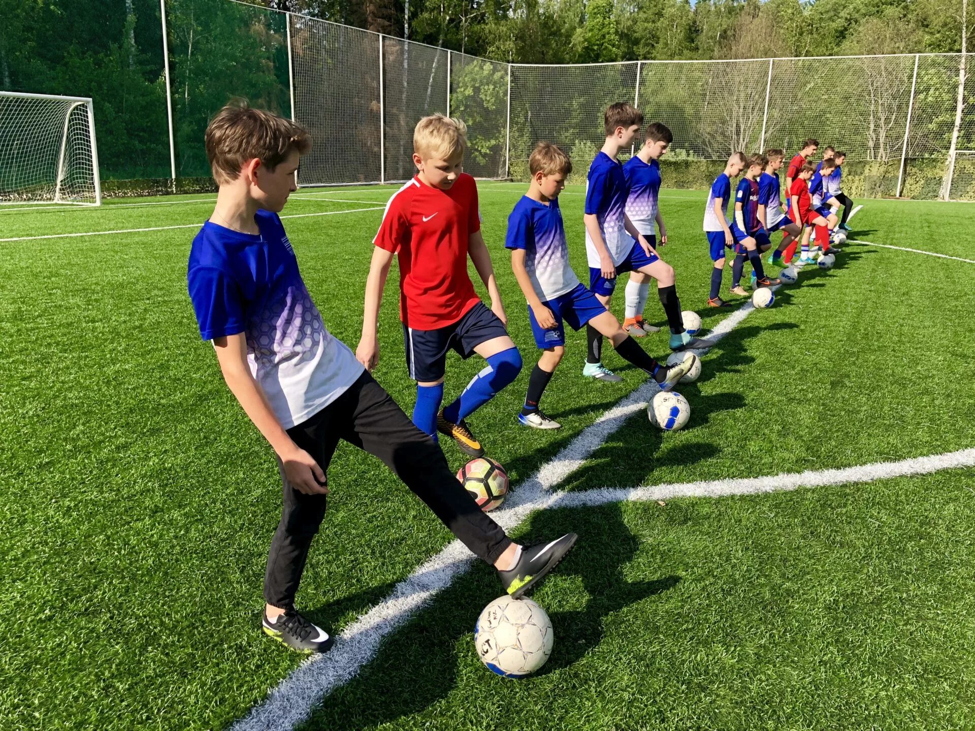 Football school. Футбол в школе. Тренировка юных футболистов. Футбол дети. Детские футбольные школы.