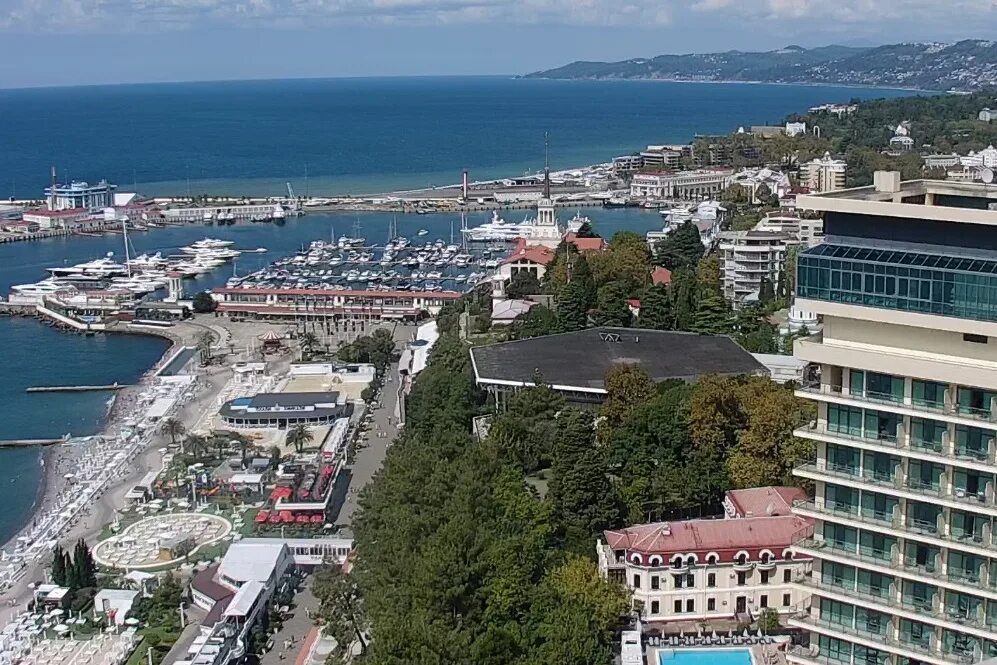 Море в адлере сейчас. Пляж сочи 2021. Дельфин пансионат адлеркурорт. Туристы на пляже. Отпуск в сочи.