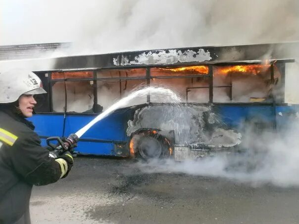Автобус тоншалово череповец. В череповце загорелся автобус. автобус горит череповец сегодня. горит автобус на ловенецкого вологда сегодня.