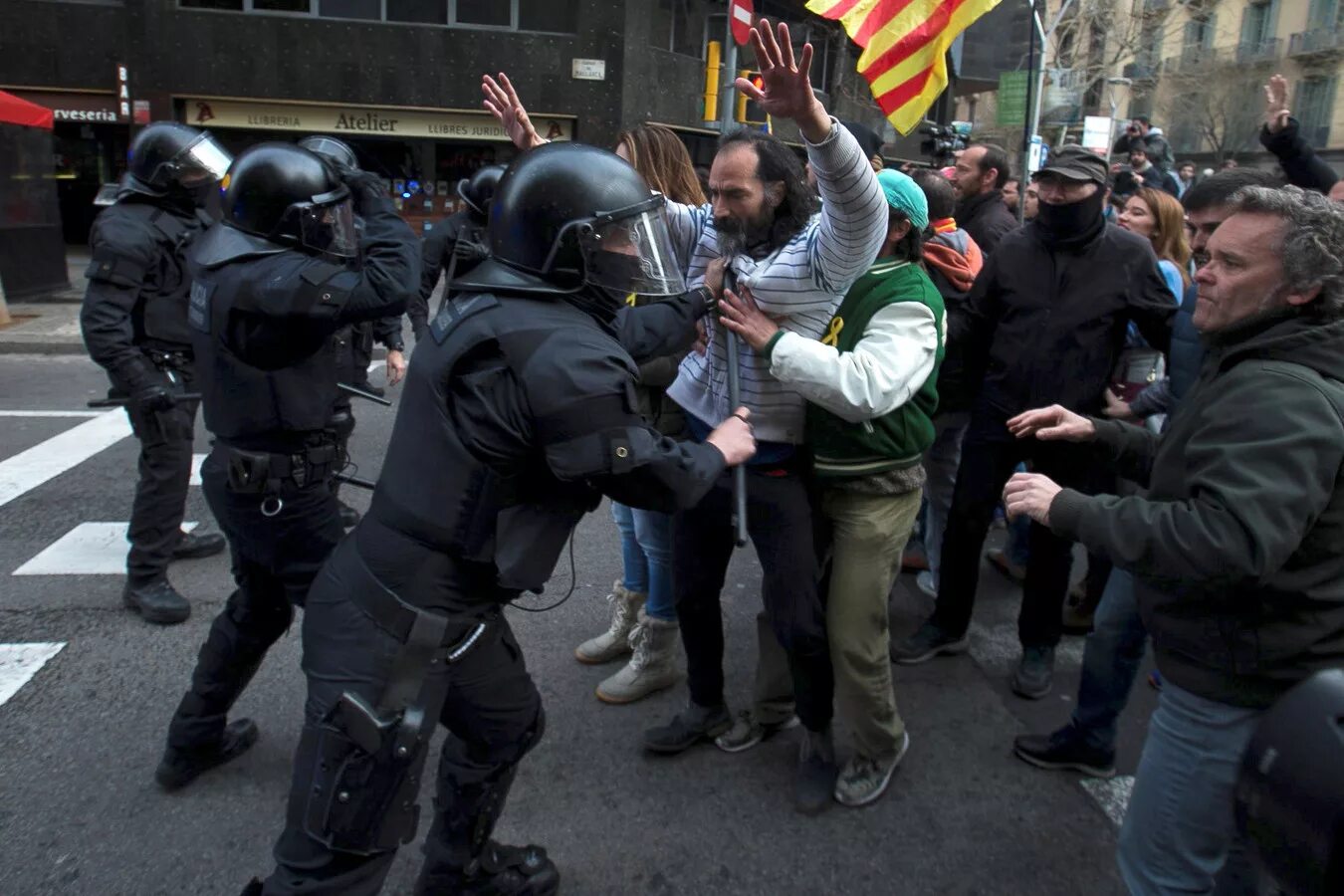Арест против. Пучдемон мятеж. Каталония террористы баски. Фото с вертолета митингов в Барселоне.