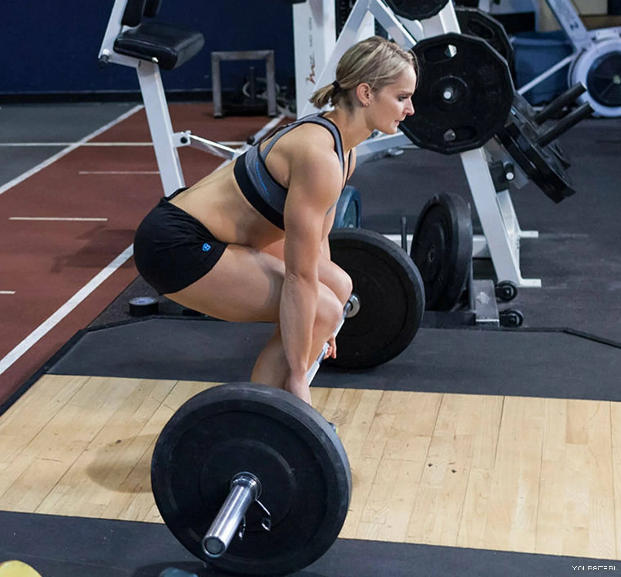 Тяга штанги девушки. Становая женщины. тяга штанги. женщина со штангой. тягает штангу.