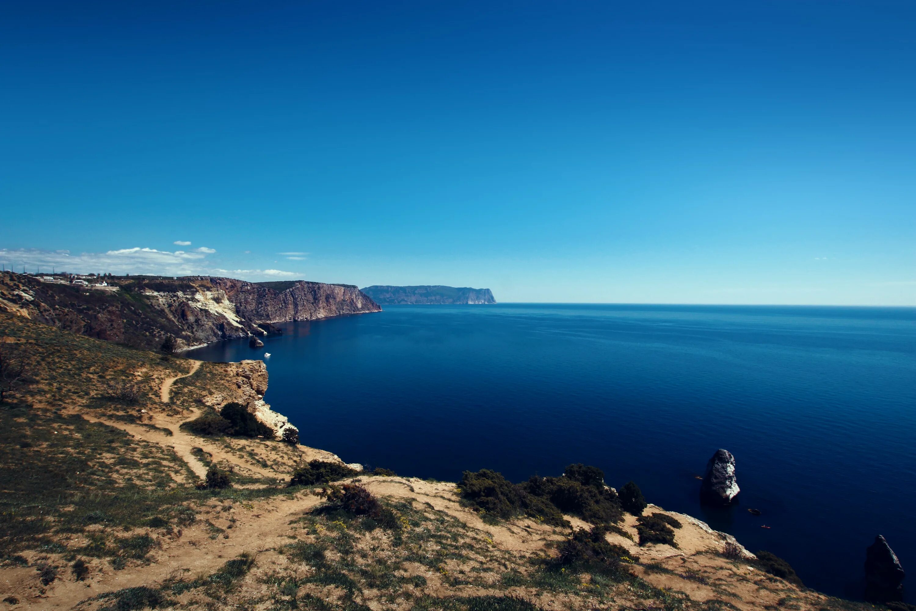 Отдых в крыму 2024 стоит ли ехать. Черное море Крым. Крым красивые места. Синее море Крым. Отдых на море в России.