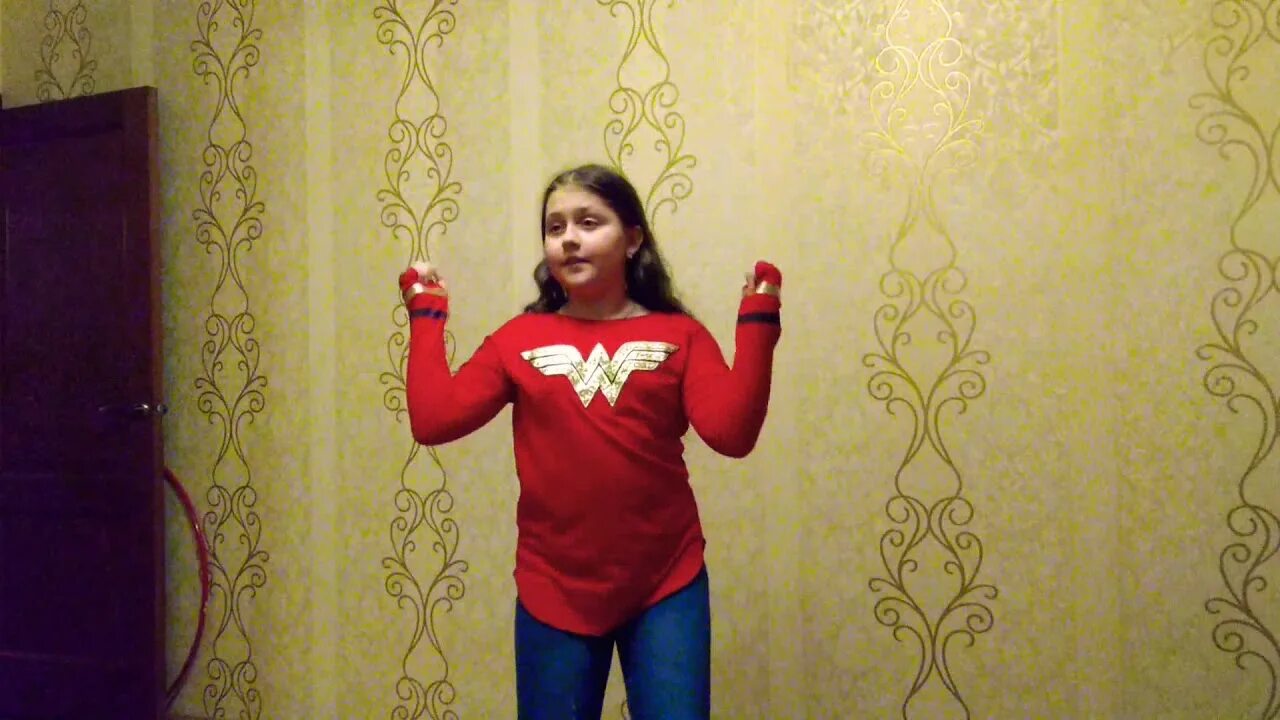 Песня юни. Клип танцы. Настя танцует. Настя танцует дома. Настя каменская танец.