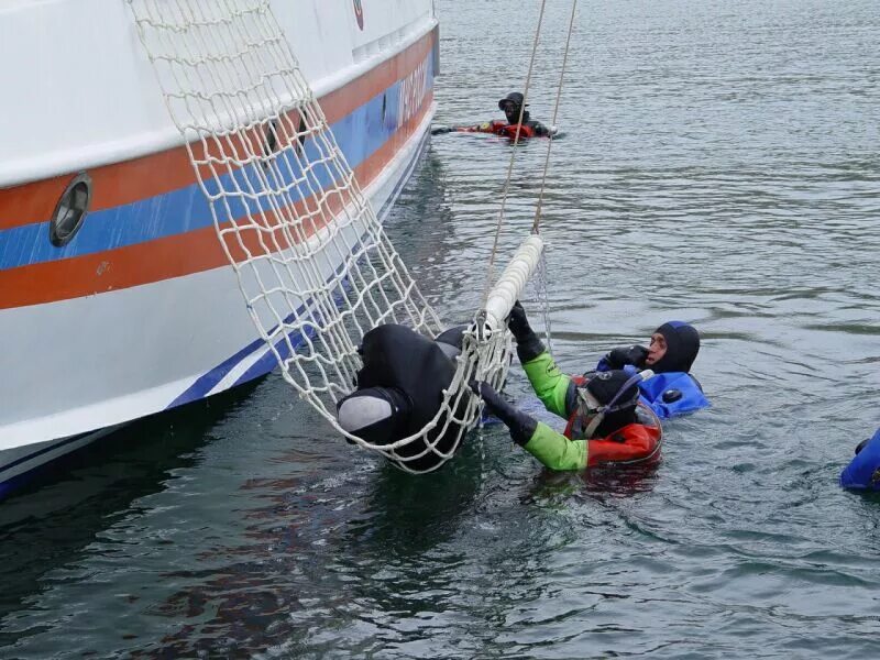 Спасательная сетка на судне. Сеть для подъема человека из воды. Сеть для спасания.