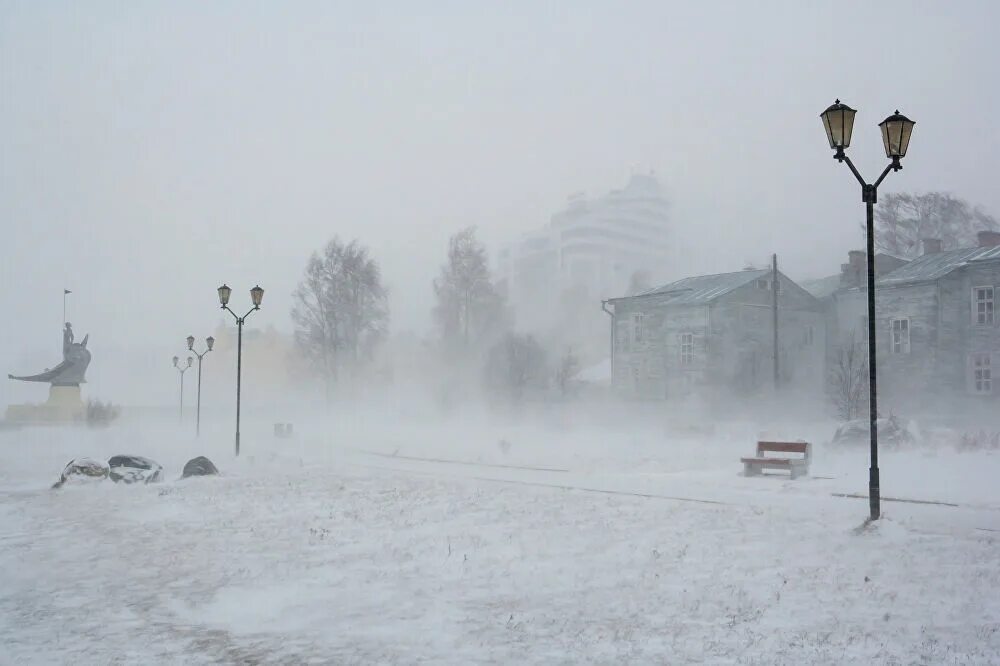 Сильная метель в городе. Зимняя Пурга в городе. Зимний город метель. Вьюга в городе. Метель в городе.