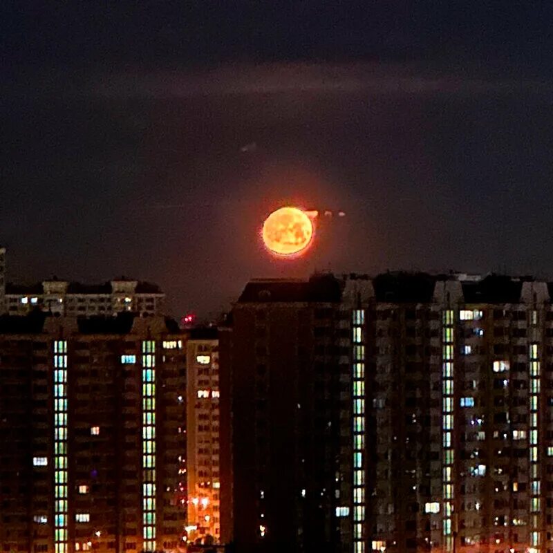 Московский наблюдать. Суперлуние 2023 Москва. Вид из окна ночью. Ночное небо в городе. Суперлуние в августе.