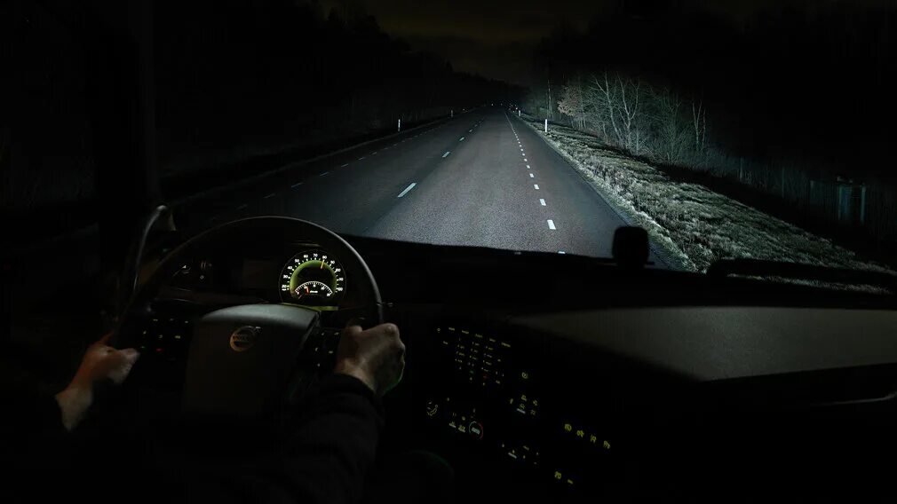 В темное время суток скорость встречного. Ночь дорога за рулем. Езда ночью. Ночная дорога за рулем. Машина едет ночью по трассе.