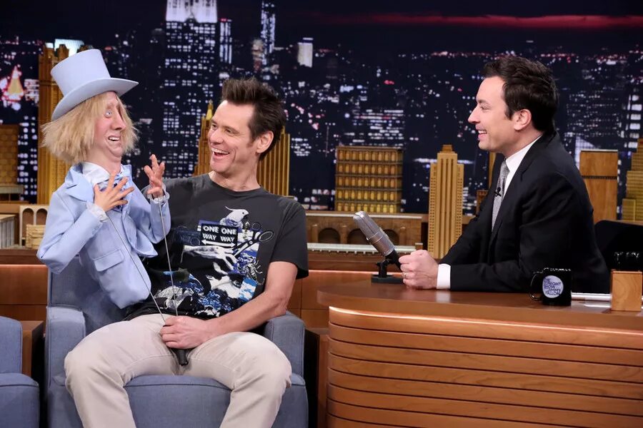 Интервью со звездами суббота. Jim carrey шоу. джимми фэллон интервью. джимми фэллон шоу гости. джим керри на шоу.