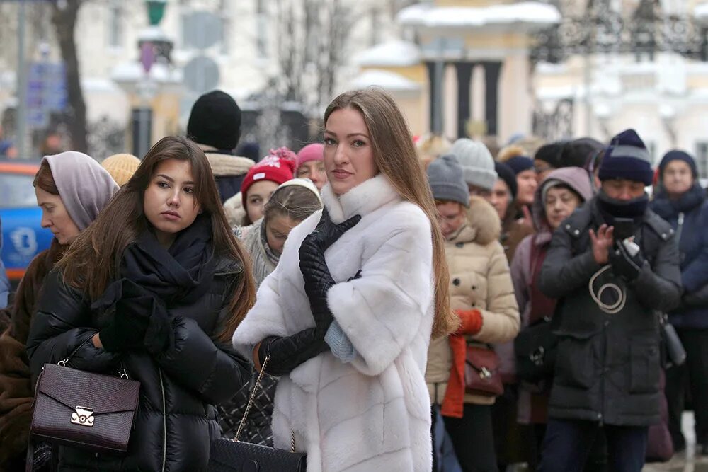 Заграницу сейчас. Жители Москвы. Жители Москвы фото. Иностранцы зимой в России. Жители Москвы называются.