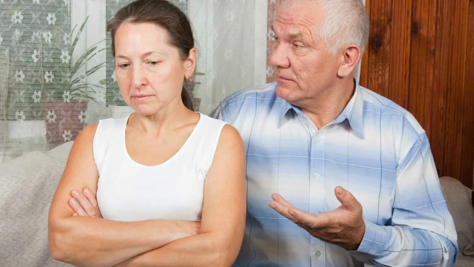 Пожилые жены изменяют мужьям. Объятия пожилых. Пара с разницей в возрасте. Пожилой мужчина в постели. Взрослая пара в постели.