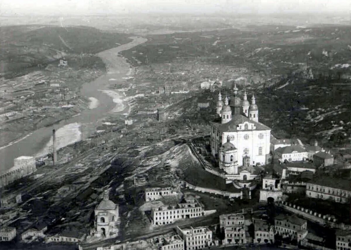 Освобождение смоленска в 1943 году. Смоленск во время вов. Смоленск 1943 крепостная стена. Первая бомбежка смоленска 1941. Смоленск во время вов.