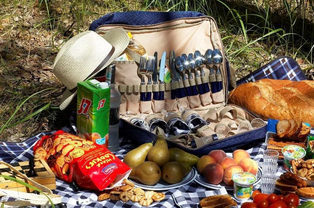 Что из продуктов можно взять. Набор для пикника Camping World all inclusive 6 персон. Продукты на пикник. Набор продуктов для похода. Продукты на природу.