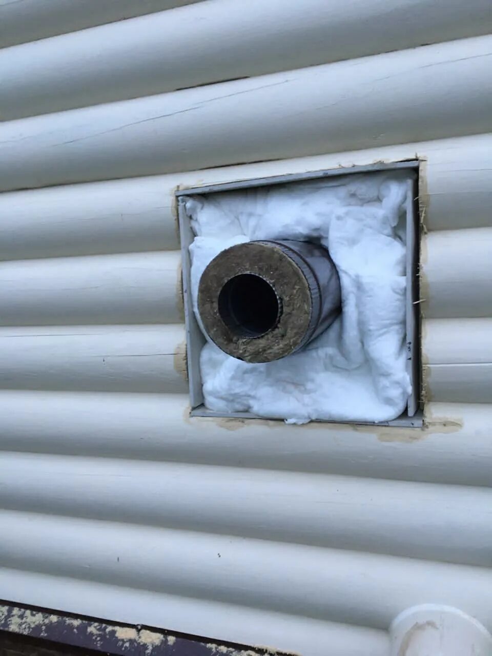 Труба ф150 с утеплителем для вытяжки через стену. Дымоход сэндвич нержавейка дача 2 этаж. Дымоход двустенный 200 md. Дымоход через стену. Вентиляционная труба в частном доме.