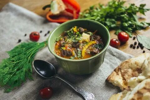 Шурпа из говядины в кастрюле
