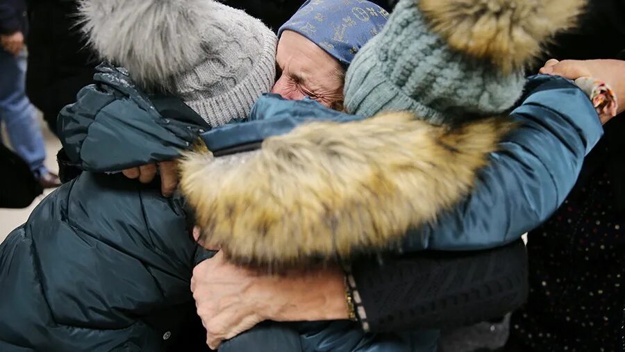 Ребенка привезли в россию. Дети вернувшиеся из Сирии. Возвращение детей из Сирии. Украинские беженцы.