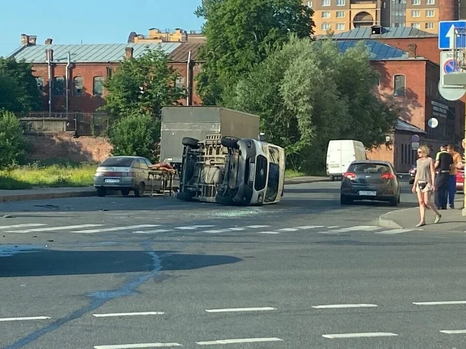 Таран моста. БТР на Обводном канале. Авария Скания на Обводном канале. Авария в Санкт Петербурге на набережной.