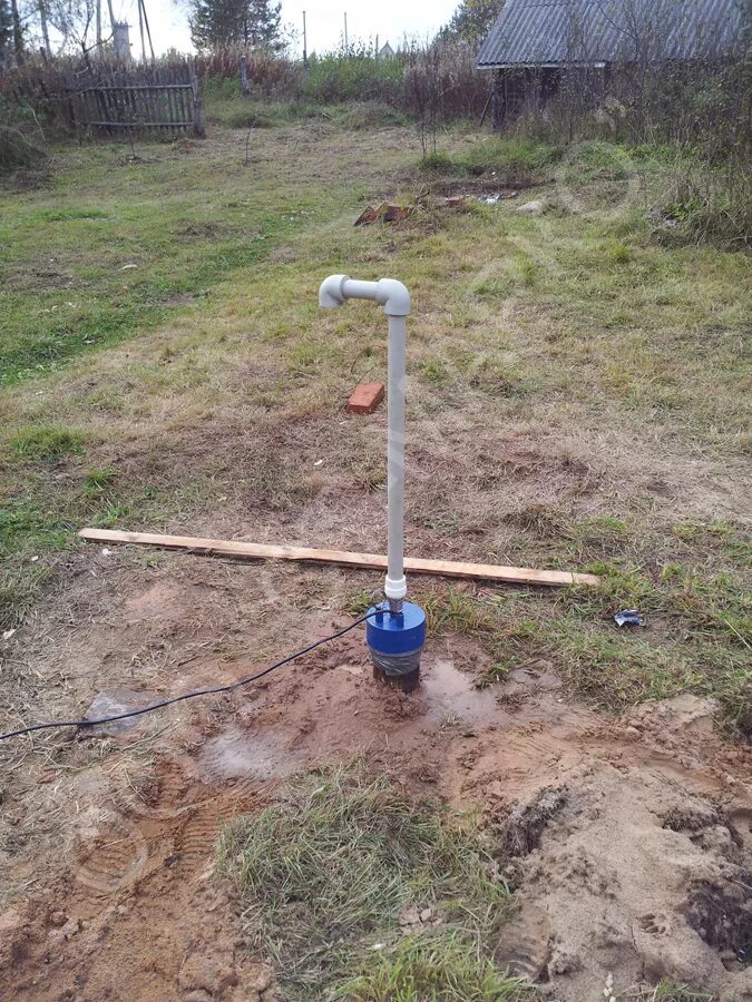 Можно ли поливать водой из скважины. Скважина. Скважина на воду. Скважина на участке. Скважина на воду на даче.