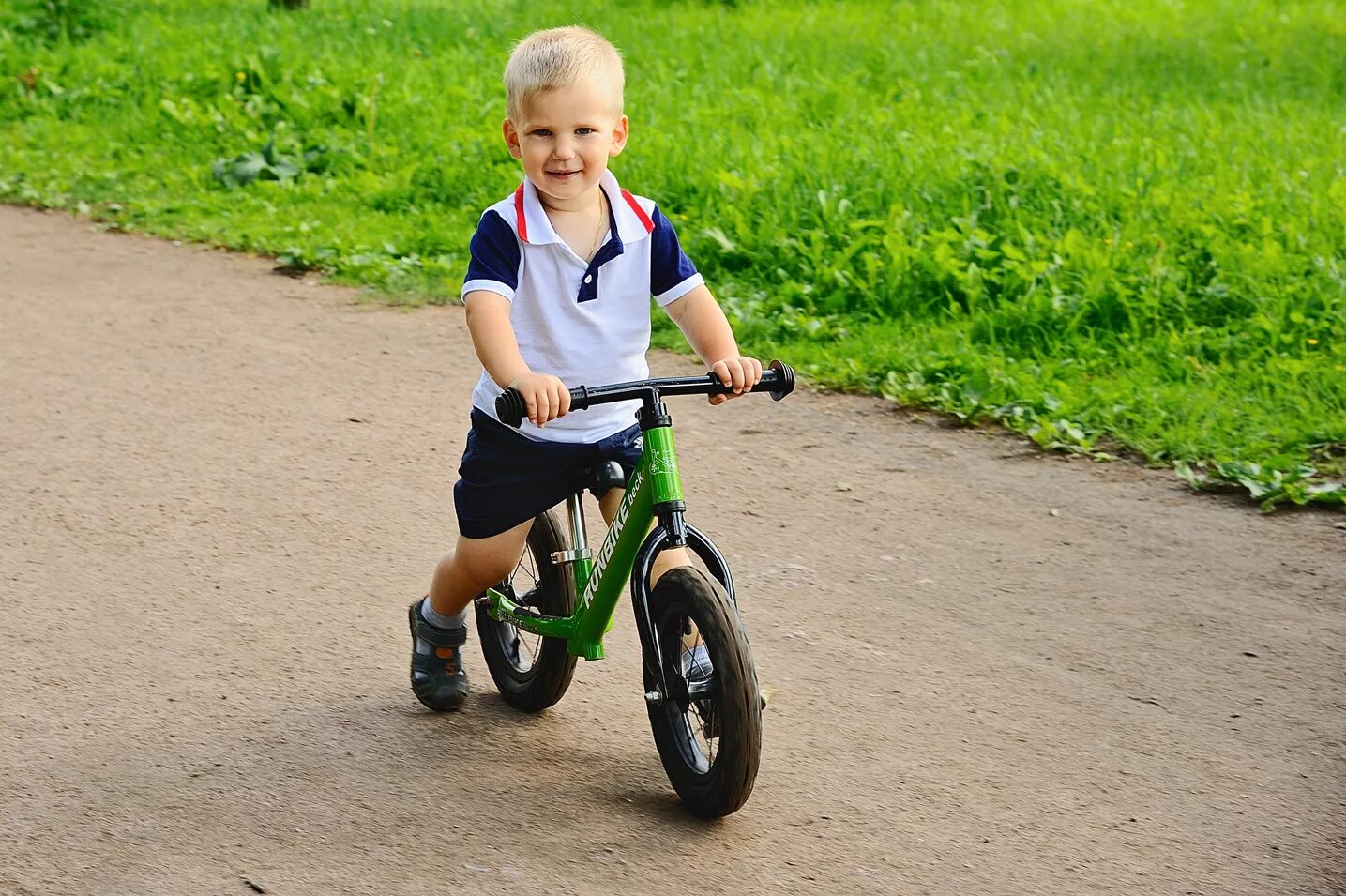 беговел. детский велосипед с ребенком. дети с велосипедом. дети с велосипедом. велосипеды детские.